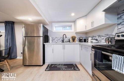 Northeast Edmonton House | Modern Urban Escape - King Bed - Pet Friendly - Clean!