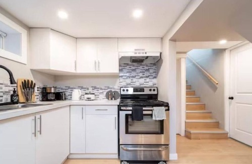 Northeast Edmonton House | Modern Urban Escape - King Bed - Pet Friendly - Clean!