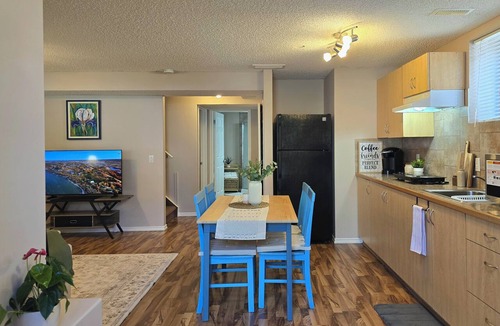 Kincora House | Modern Walkout Suite Near YYC Airport