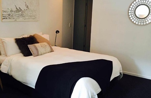 Leamington Apartment | Modern Wall