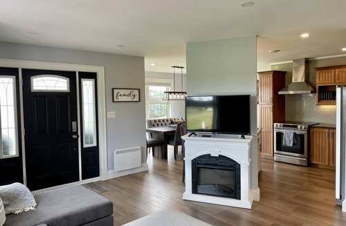 Granville House | Modern Water-View Cottage with A/C