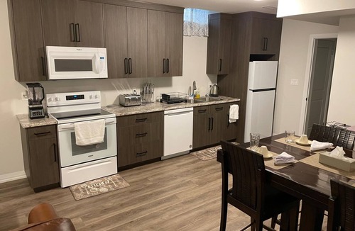 Fonthill Apartment | Modern, well-equipped, and centrally located