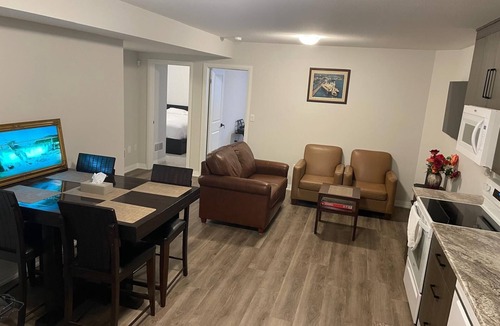 Fonthill Apartment | Modern, well-equipped, and centrally located