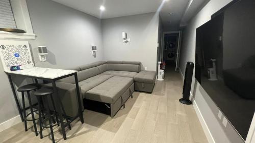 Renfrew-Collingwood House | Modern West Coast Contemporary Suite