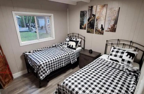Centre Hastings Cabin | Moira Lake Cottages