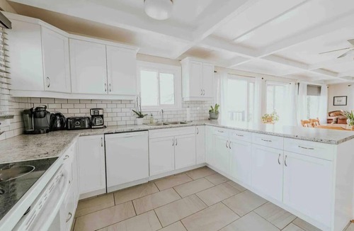 Centre Hastings House | Moira Lake - Lake Front Family Cottage - All Season Oasis