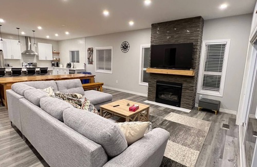 Lindsay Cottage | (Monthly rental only)Luxury Cottage Sturgeon Lake