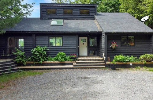 Bala Cottage | Moon River Cottage Sanctuary With Private Beach in Bala!