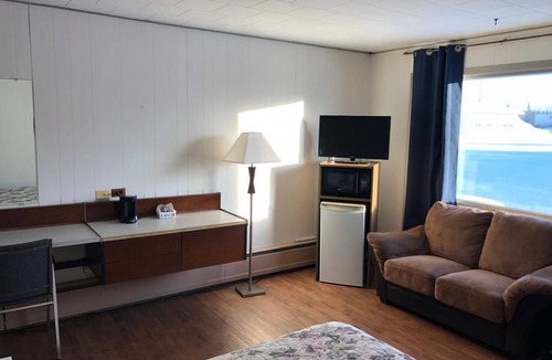 Smooth Rock Falls Hotel | Moose Motel