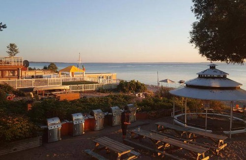 Balm Beach Hotel | Motel ∙ 2 bedrooms ∙ 5 guests