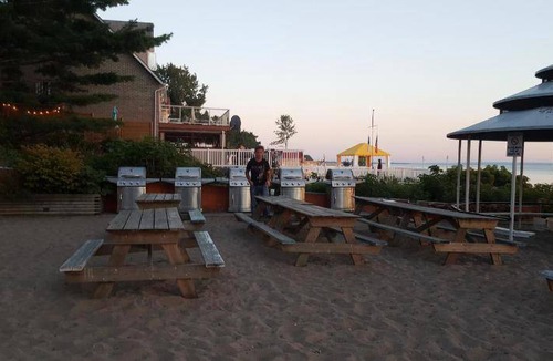 Balm Beach Hotel | Motel ∙ 2 bedrooms ∙ 5 guests
