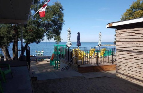 Balm Beach Hotel | Motel ∙ 2 bedrooms ∙ 5 guests
