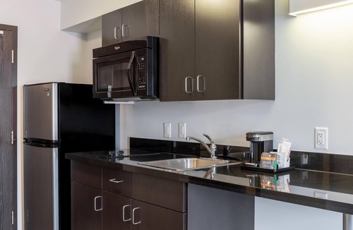 Airdrie Hotel | Motel 6 Airdrie, AB