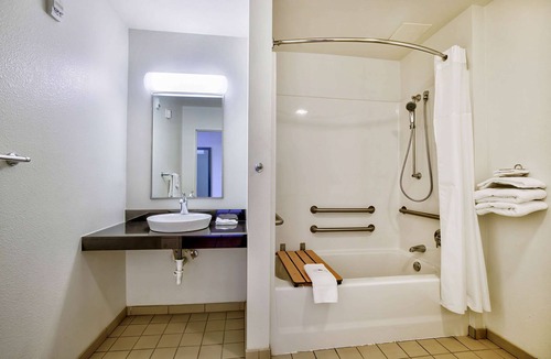 Duluth Hotel | Motel 6 Duluth, MN