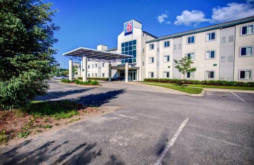 Huntsville Hotel | Motel 6-Huntsville, ON