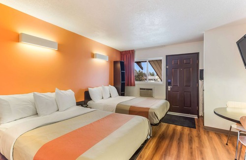 South Lethbridge Hotel | Motel 6 Lethbridge, AB