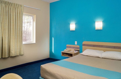 Peterborough Hotel | Motel 6 Peterborough, ON