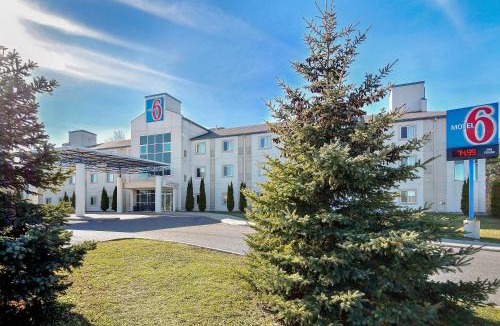 Peterborough Hotel | Motel 6-Peterborough, ON