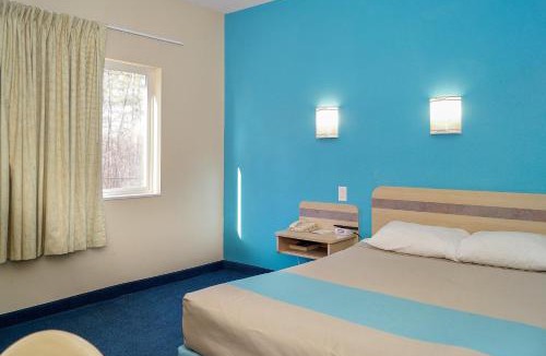 Peterborough Hotel | Motel 6-Peterborough, ON