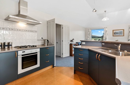 Wanaka Cottage | Mount Iron Magic - Wanaka Holiday Home
