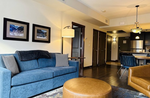 Canmore House | Mountain Retreat - Heated Pool & Hot-tub & Sauna