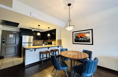 Canmore House | Mountain Retreat - Heated Pool & Hot-tub & Sauna