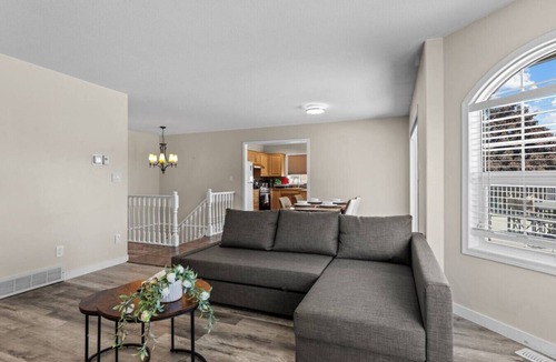 North Glenmore House | Mountain Views & Private Pool, Kelowna