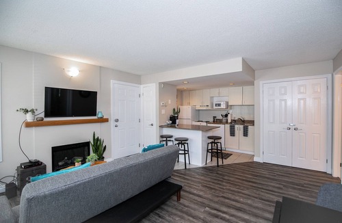 Craigleith Apartment | Mountainside Retreat - Ski in/out - Endless Coffee