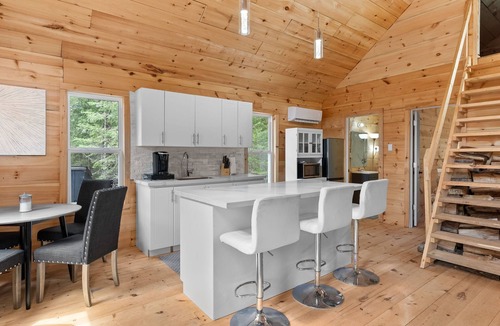 Machar Cottage | Muskoka Cottage & Guest Cottage Snowmobile trails/lakes/hiking/fishing
