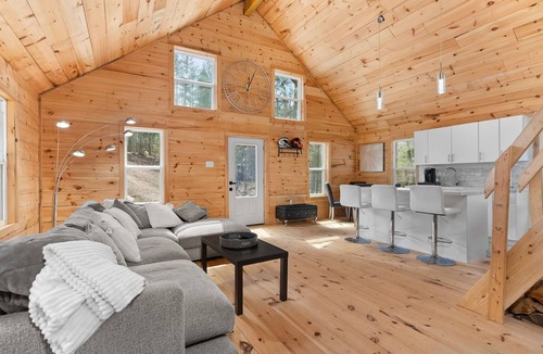 Machar Cottage | Muskoka Cottage & Guest Cottage Snowmobile trails/lakes/hiking/fishing