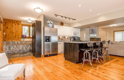 Gravenhurst Cottage | Muskoka Lakeshore Cottage Bliss, Sleeps 10 in winter, 16 in spring, summer, fall