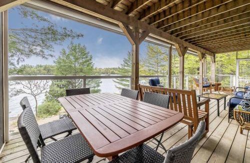 Gravenhurst House | Muskoka Lakeshore Cottage Bliss