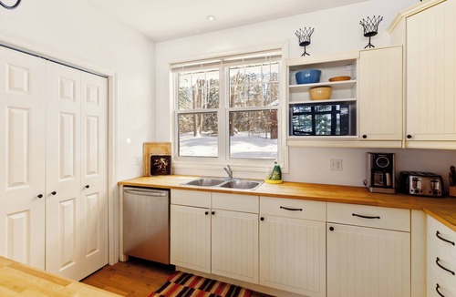 Bracebridge Cottage | Muskoka Waterfront Cottage w/Hot Tub, Wi-Fi & AC (Pet-Friendly!)