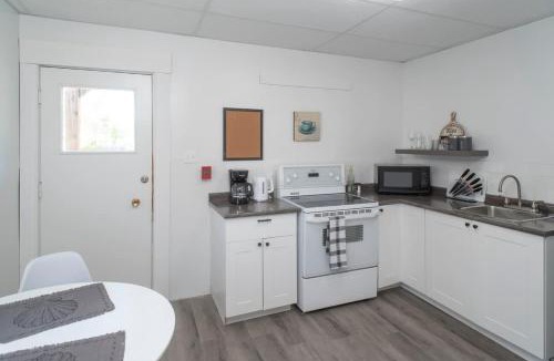 Thunder Bay Apartment | Near Airport Parking Netflix Wi-fi
