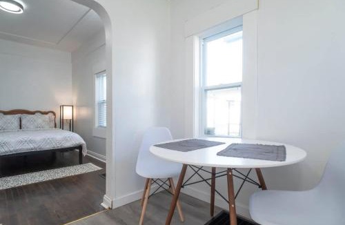 Thunder Bay Apartment | Near Airport Parking Netflix Wi-fi