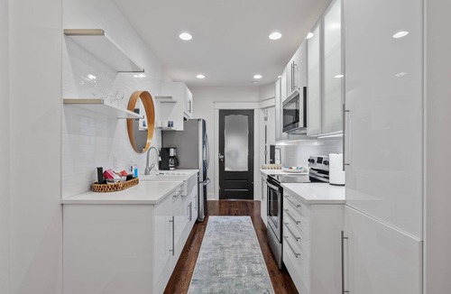 Union Park Apartment | Near hospitals, colleges, event centers! New king bed, love pets & free parking!