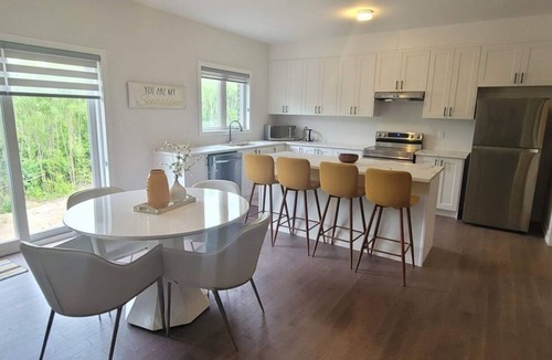 Simcoe House | Near Port Dover/Turkey Point Furnished 5BR House