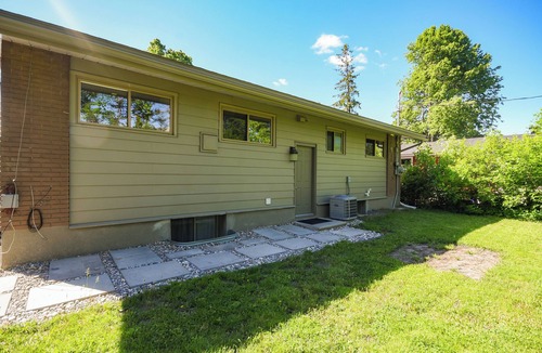 Ottawa Division Apartment | Nepean | Modern | Lower unit | Sleeps 6 | 3 beds, 1 bath