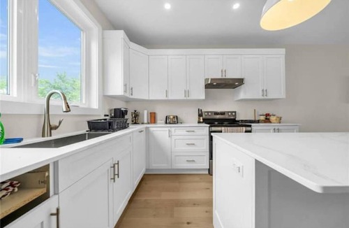 Selkirk House | NEW 797 Lakeshore rd Paradise