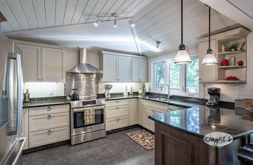 Minett Cottage | New Boathouse! Traditional Beauty 4Bed, 3Bath Cottage & Bunkie on Lake Rosseau!
