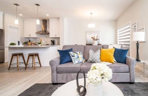 Southwest Edmonton House | New - Bright Modern Home - 3 King Beds/Clean/Netflix!