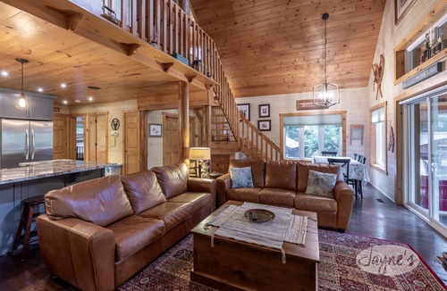 Lake of Bays Cottage | New Luxury! Family Perfect Getaway! Hot Tub! Sunset Views!