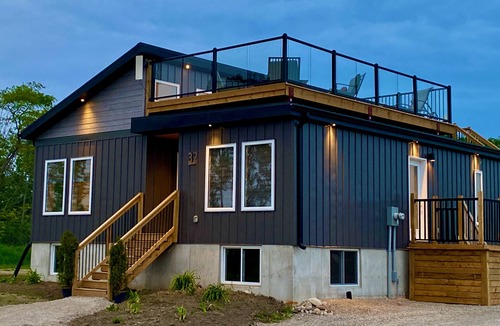 Port Albert House | NEW HOT TUB, ROOFTOP PATIO AND ENHANCED LAKE VIEWS! Dogs are welcome!