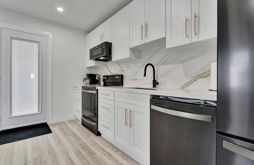 Port Dover Apartment | NEW! Luxury 1BR - 5 minutes to Port Dover Beach