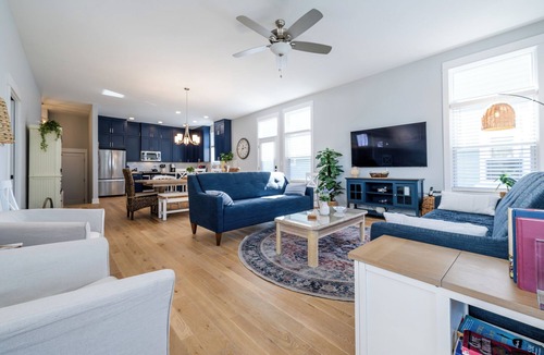 Saint Joseph House | NEW Luxury Poolside Retreat | King Bed | Riverwalk