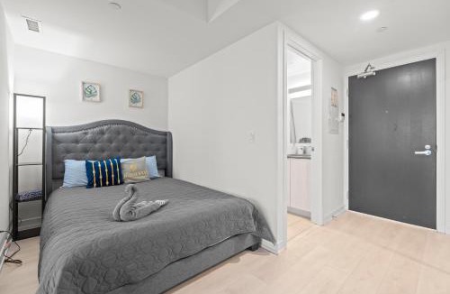 Church and Wellesley Apartment | New Modern 1Bd & Den in Downtown Toronto