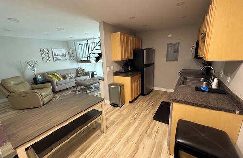 East Bloomington House | New Remodel Updated in 2023, 2BR 2 BA, Minutes to Mall/Airport
