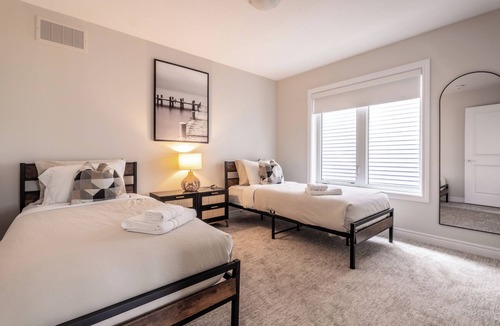 Mount Hope House | New & Spotless Home | 5 bed+4 bath | Wi-Fi | Hamilton Airport | 1hr to Niagara