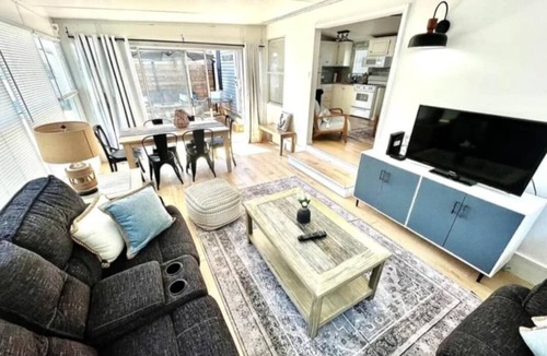 Sherkston Cottage | Newly renovated 2-bedroom trailer with large add-a-room in Sherkston Shores park