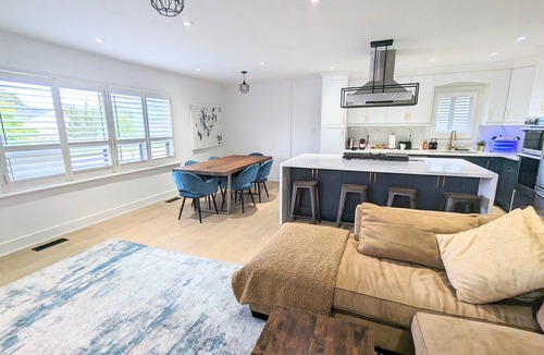 Richview House | Newly renovated 4 Rooms and 3 Baths Suite w/Parking by Pearson Airportnn